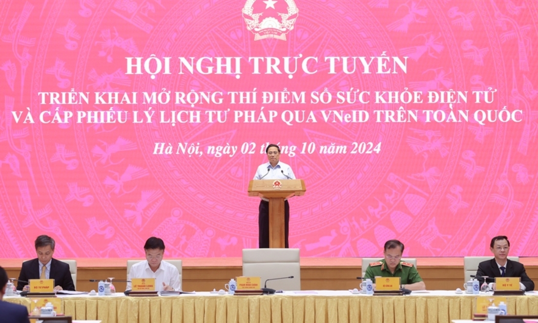 Thủ tướng Phạm Minh Chính chủ trì Hội nghị trực tuyến triển khai mở rộng thí điểm sổ sức khỏe điện tử và cấp phiếu lý lịch tư pháp qua VNeID trên toàn quốc, chiều 2/10 -  Ảnh: VGP/Nhật Bắc.