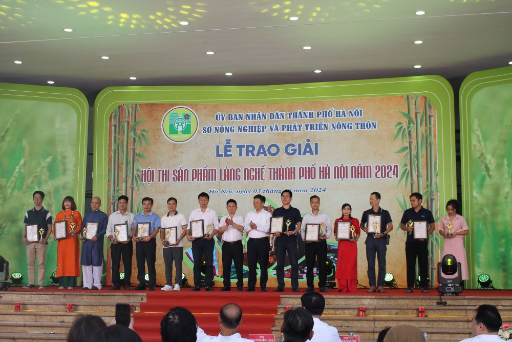 Trao giải Hội thi sản phẩm làng nghề Hà Nội năm 2024. Ảnh Chu Khôi