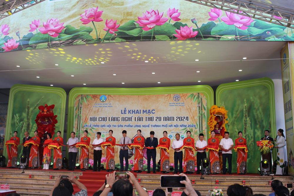 Khai mạc&nbsp;Hội chợ L&agrave;ng nghề năm 2024. Ảnh: Chu Kh&ocirc;i.
