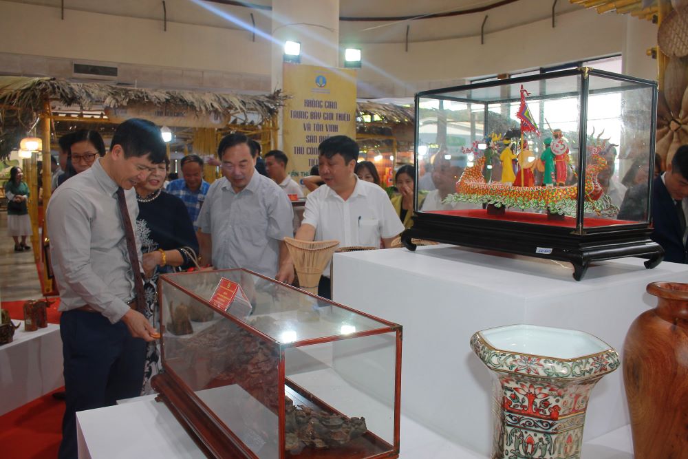 Một g&oacute;c kh&ocirc;ng gian trưng b&agrave;y c&aacute;c t&aacute;c phẩm đặc sắc của l&agrave;ng nghề. Ảnh: Chu Kh&ocirc;i.