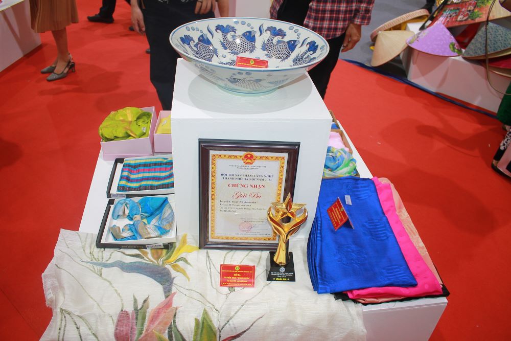 Một số sản phẩm đoạt giải trưng b&agrave;y tại Hội chợ L&agrave;ng nghề. Ảnh CK