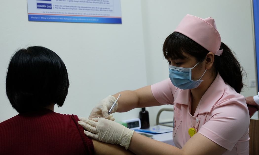 Người dân tiêm vaccine phòng bệnh. Ảnh: Tuấn Dũng.