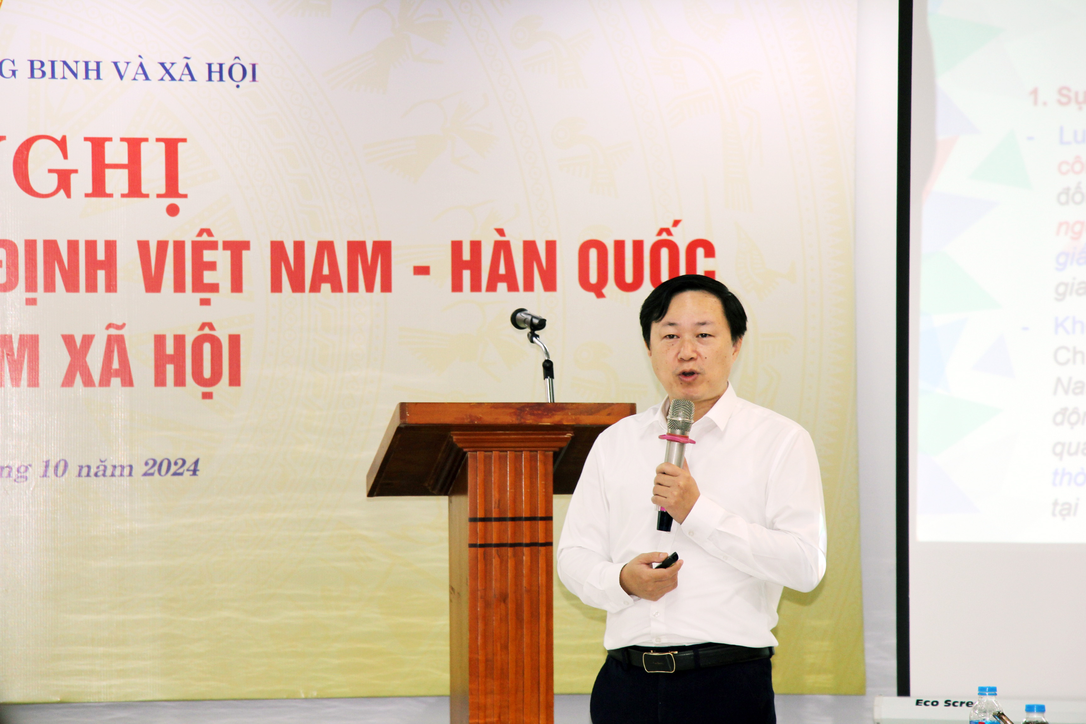 Ông Trần Hải Nam, Phó Vụ trưởng Vụ Bảo hiểm xã hội, thông tin về một số nội dung cơ bản của Hiệp định. Ảnh: MOLISA.