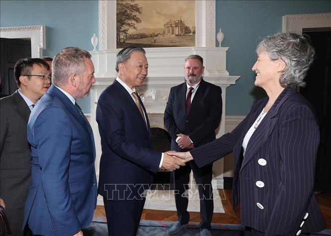 Chủ tịch Thượng viện Ireland Jerry Buttimer (trái) giới thiệu với Tổng Bí thư, Chủ tịch nước Tô Lâm các nghị sĩ - Ảnh: TTXVN