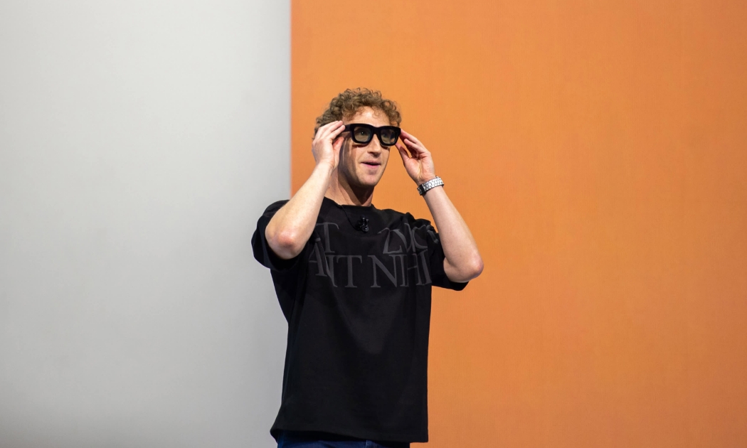 Mark Zuckerberg, CEO của Meta Platforms, giới thiệu mẫu kính thực tế ảo tăng cường mới tại hội nghị dành cho nhà phát triển Meta Connect - Ảnh: Getty Images