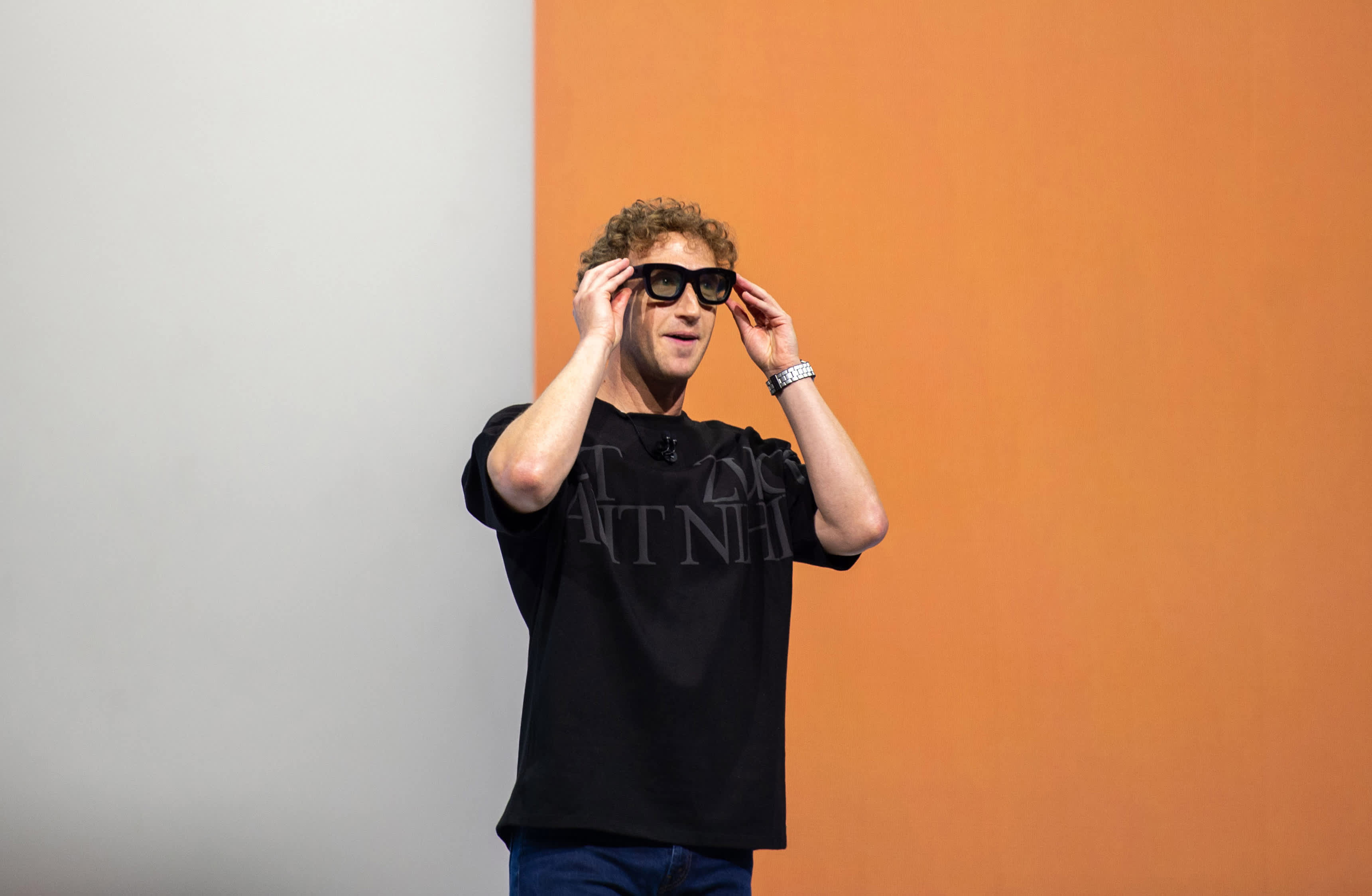 Mark Zuckerberg, CEO của Meta Platforms, giới thiệu mẫu kính thực tế ảo tăng cường mới tại hội nghị dành cho nhà phát triển Meta Connect - Ảnh: Getty Images