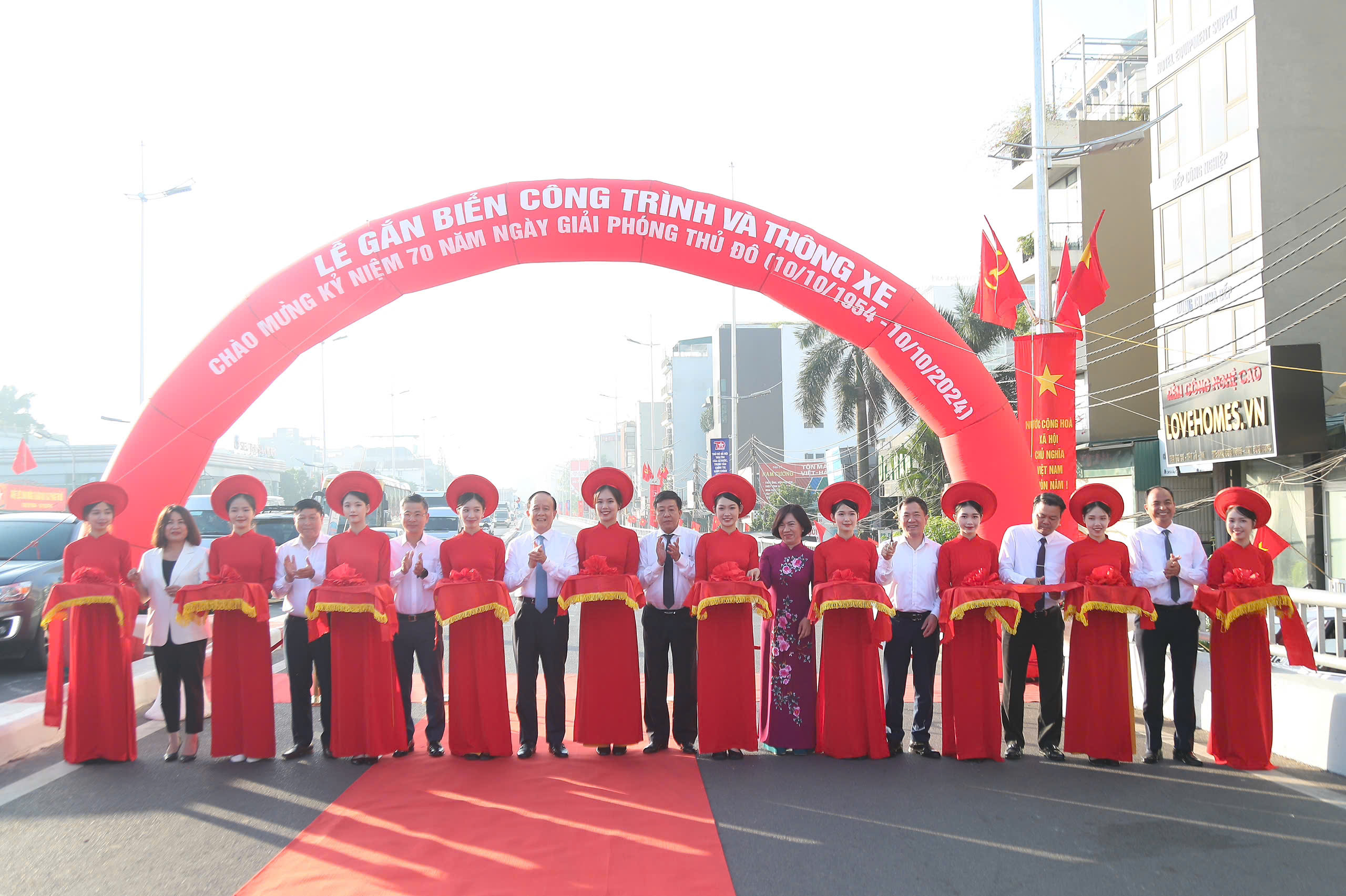 Lễ gắn biển công trình và thông xe dự án đầu tư xây dựng cầu vượt tại nút giao An Dương - đường Thanh Niên. Ảnh: Báo Giao thông