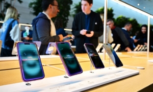 Dòng iPhone 16 mới trưng bày tại Apple Store The Grove (Los Angeles, California)