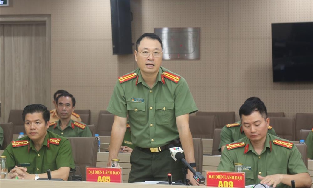 Trung tá Triệu Mạnh Tùng, Phó Cục trưởng Cục An ninh mạng và phòng chống tội phạm sử dụng công nghệ cao, Bộ Công an trả lời tại buổi họp báo. Ảnh: Cổng thông tin điện tử Bộ Công an.