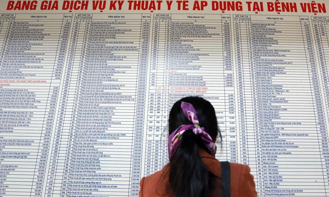 Việc điều chỉnh giá dịch vụ khám chữa bệnh cần dựa trên khả năng chi trả của người dân. Ảnh minh họa: Internet.