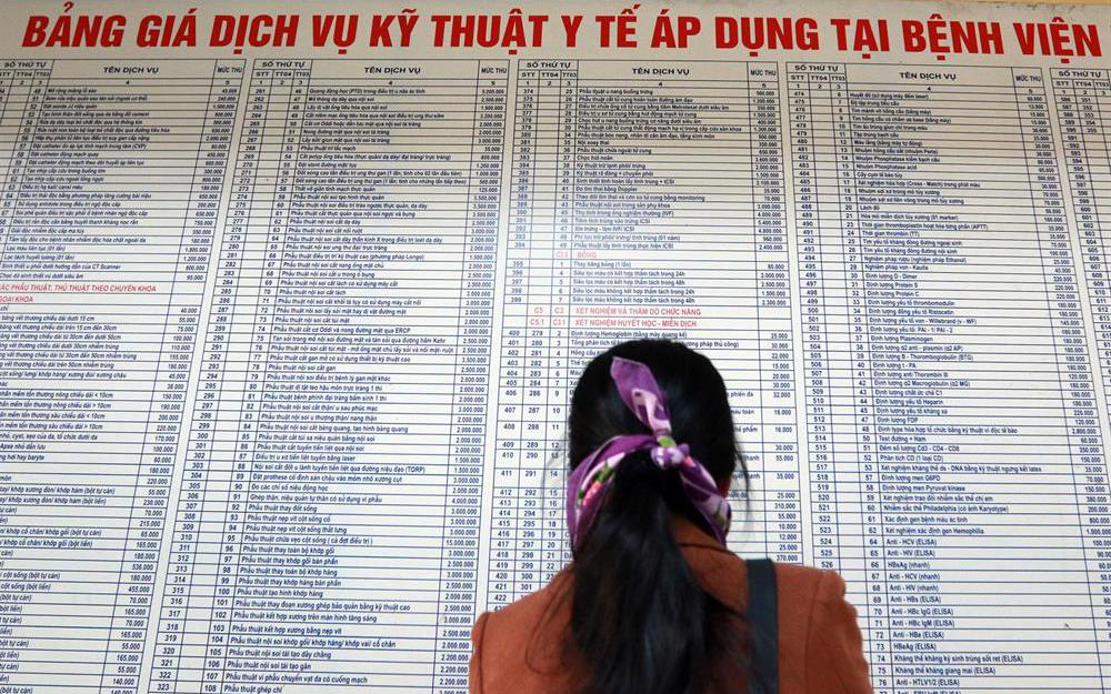 Việc điều chỉnh giá dịch vụ khám chữa bệnh cần dựa trên khả năng chi trả của người dân. Ảnh minh họa: Internet.