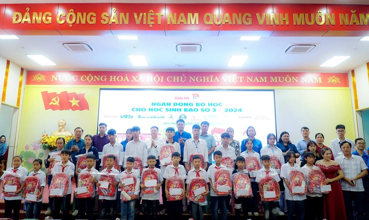 &Ocirc;ng Nguyễn Trần Sinh - Gi&aacute;m đốc Sacombank Chi nh&aacute;nh Ph&uacute; Thọ c&ugrave;ng đo&agrave;n trao học bổng 