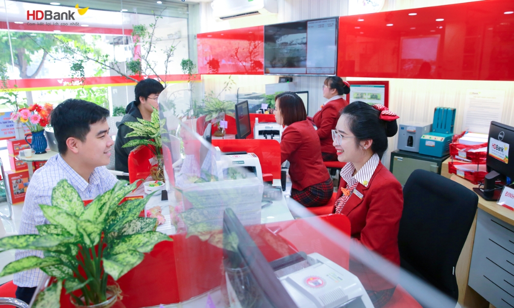 Khách hàng giao dịch tại HDBank.