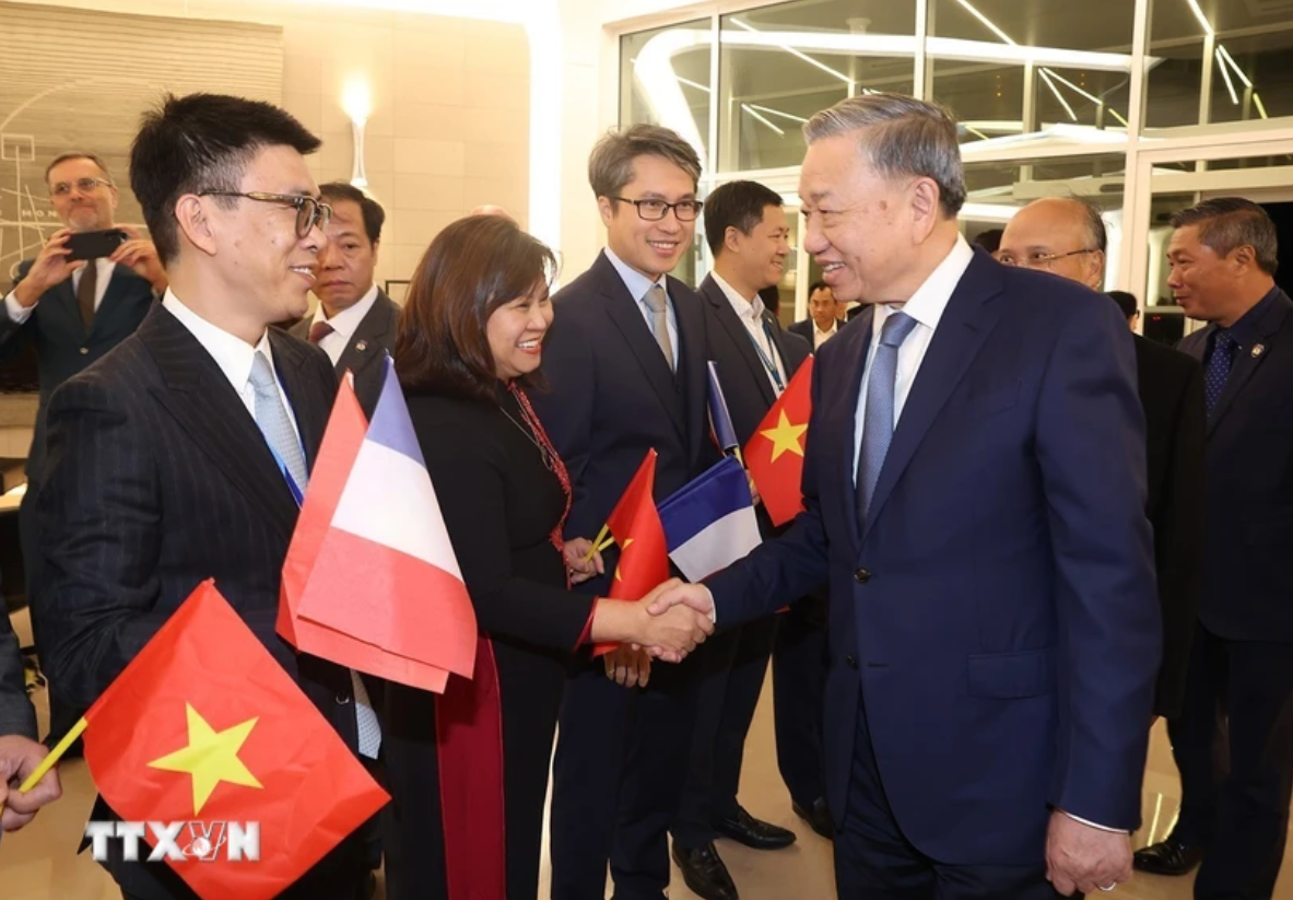 Cán bộ, nhân viên Đại sứ quán Việt Nam đón Tổng Bí thư, Chủ tịch nước Tô Lâm tại sân bay Orly ở thủ đô Paris, Cộng hòa Pháp. Ảnh: TTXVN.