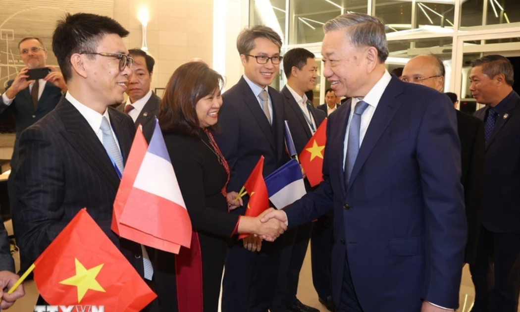 Cán bộ, nhân viên Đại sứ quán, cộng đồng người Việt Nam tại Pháp đón Tổng Bí thư, Chủ tịch nước Tô Lâm tại sân bay Orly ở thủ đô Paris - Ảnh: TTXVN