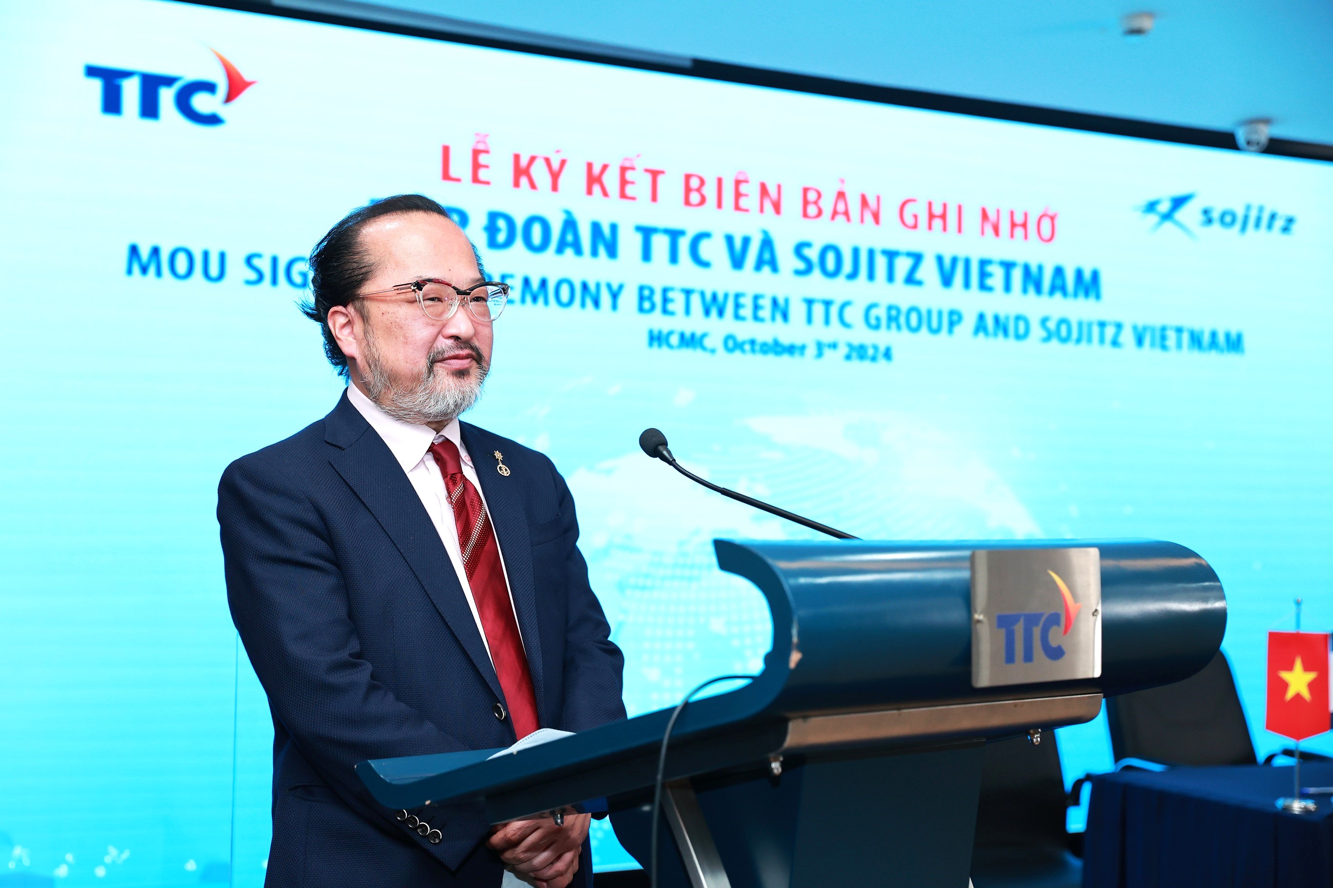 Mr. Yoshitomi Eiji, Executive Vice President & Chief Operating Officer for Asia & Oceania, offers his congratulations on the successful signing event.