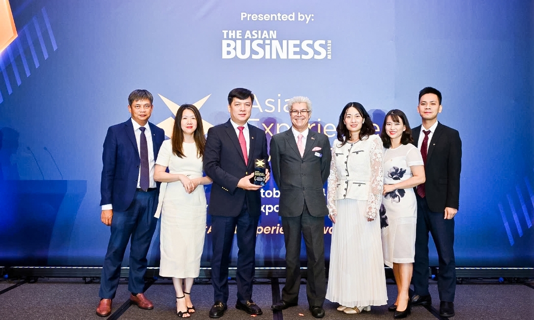 Ông Hồ Văn Tuấn - Phó Tổng giám đốc Vietcombank (thứ 3 từ trái sang) cùng đại diện lãnh đạo một số đơn vị trụ sở chính vinh dự nhận giải thưởng Asian Experience Awards 2024.