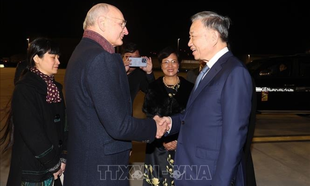 Bộ trưởng Bộ Tư pháp Pháp Didier Migaud; Phó Tỉnh trưởng Yves Bossuyt; Đại sứ Pháp tại Việt Nam Olivier Brochet đón Tổng Bí thư, Chủ tịch nước Tô Lâm tại sân bay Orly ở thủ đô Paris, Cộng hòa Pháp - Ảnh: TTXVN