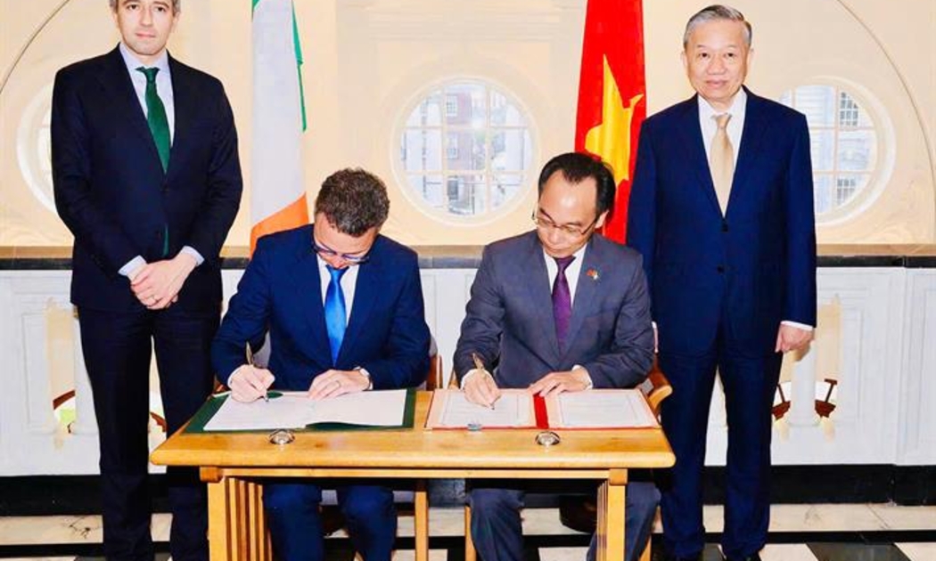 Thứ trưởng Hoàng Minh Sơn và Bộ trưởng Patrick O’Donovan ký Thoả thuận đối tác chiến lược ngành về hợp tác giáo dục đại học trước sự chứng kiến của Tổng Bí thư, Chủ tịch nước Tô Lâm và Thủ tướng Ireland Simon Harris. Ảnh: MOET.