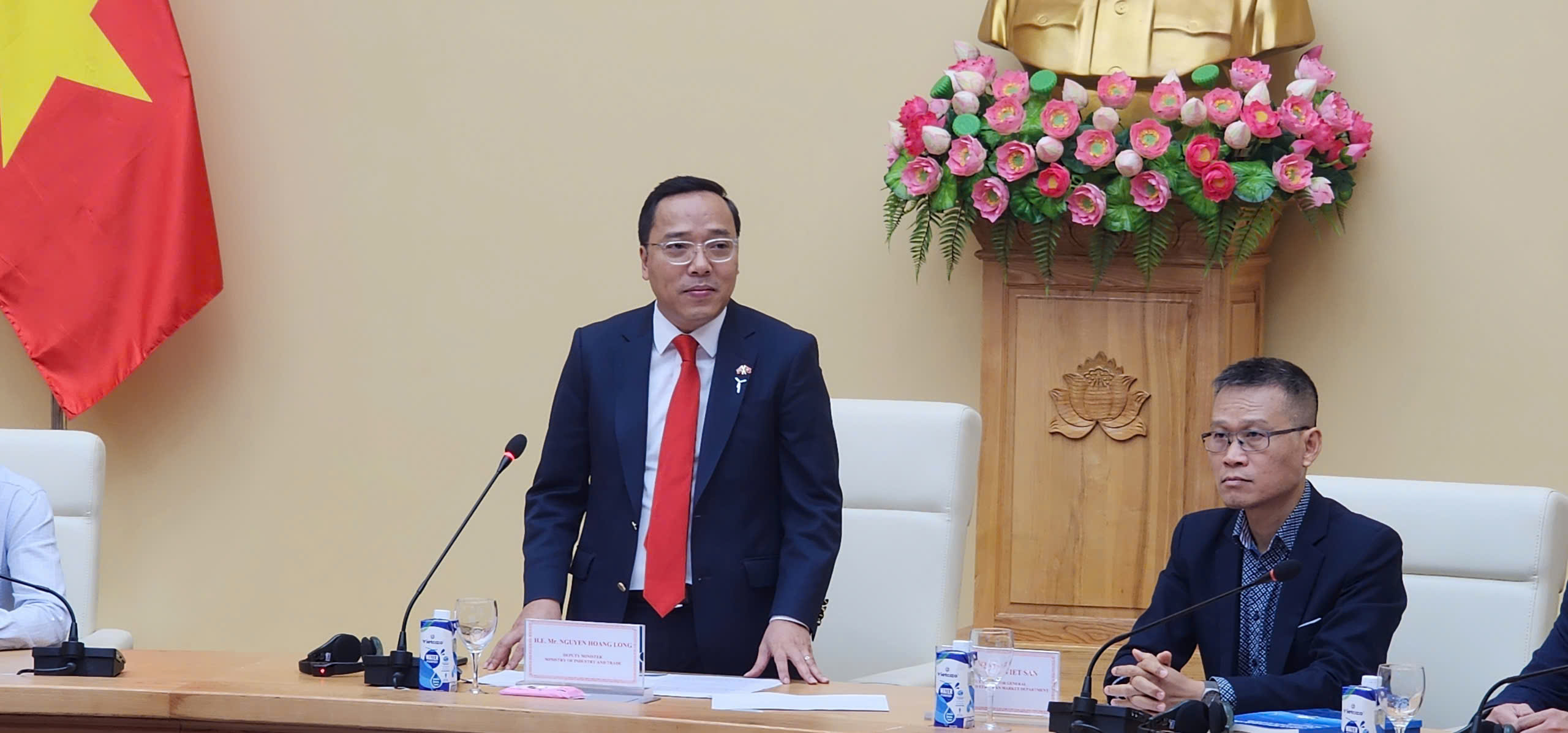 Thứ trưởng Bộ Công Thương Nguyễn Hoàng Long phát biểu tại Lễ công bố báo cáo. Ảnh: Việt An.