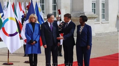 Top leader attends 19th Francophonie Summit in France