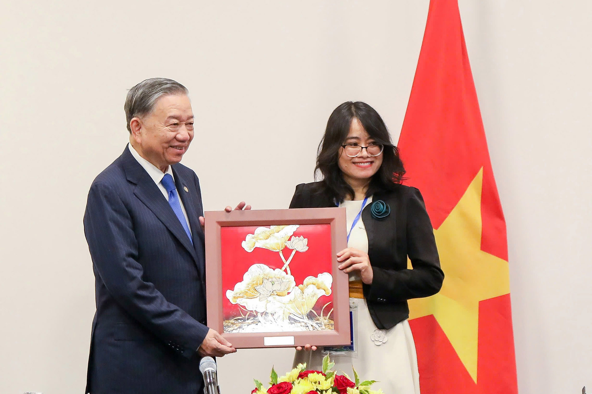 Tổng Bí thư, Chủ tịch nước Tô Lâm tặng quà cho Giám đốc Điều hành Tri thức và Dự án tại AVSE Global Đinh Thanh Hương. Ảnh: Minh Nhật.