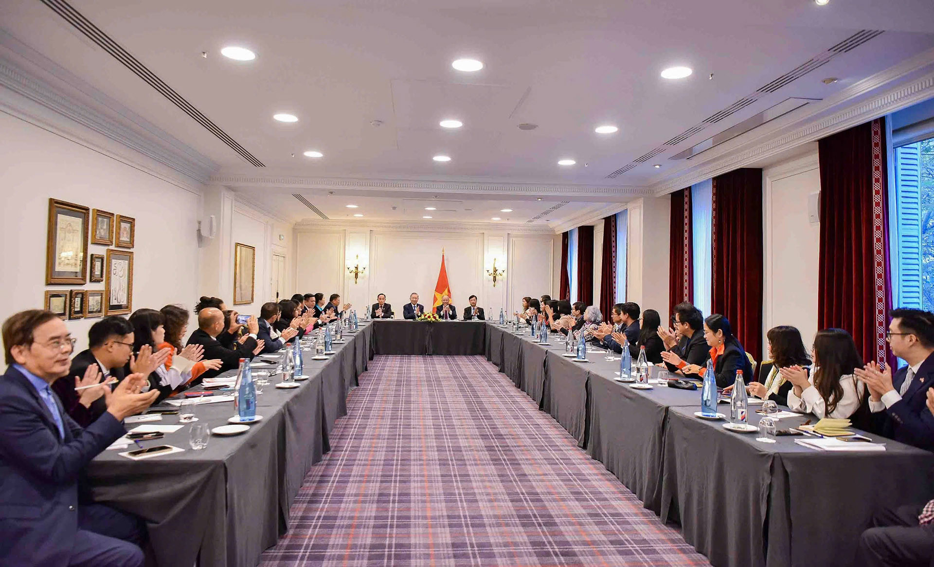 Buổi gặp diễn ra trong khu&ocirc;n khổ diễn đ&agrave;n 