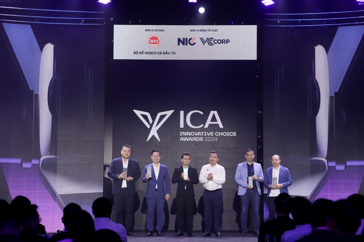 &Ocirc;ng Nguyễn Văn Thanh - Tổng gi&aacute;m đốc C&ocirc;ng ty GSM to&agrave;n cầu (thứ ba từ tr&aacute;i sang) nhận giải thưởng tại Better Choice Awards 2024.