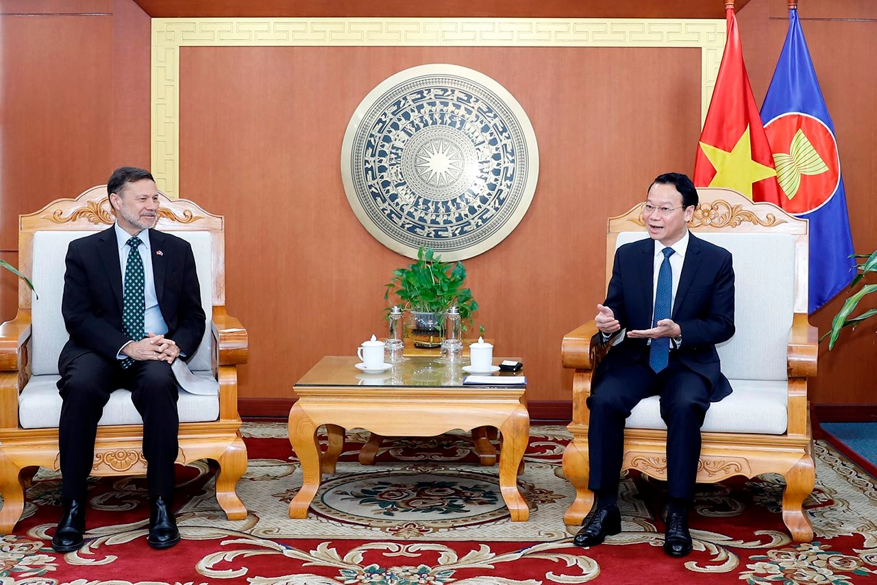 Bộ trưởng Bộ T&agrave;i nguy&ecirc;n v&agrave; M&ocirc;i trường Đỗ Đức Duy v&agrave; &ocirc;ng Andrew Goledzinowski, Đại sứ đặc mệnh to&agrave;n quyền Australia tại Việt Nam, trao đổi c&aacute;c chương tr&igrave;nh hợp t&aacute;c trong lĩnh vực t&agrave;i nguy&ecirc;n v&agrave; m&ocirc;i trường trong thời gian tới.