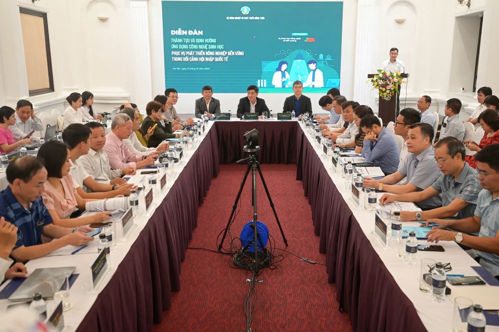 Quang cảnh diễn đ&agrave;n.