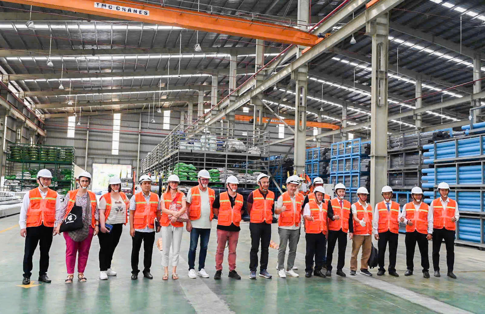 Hai nghiệp đoàn Pháp làm việc cùng Sở Xây dựng tỉnh Bình Định tại Nhà máy Ống nhựa Hoa Sen Bình Định.