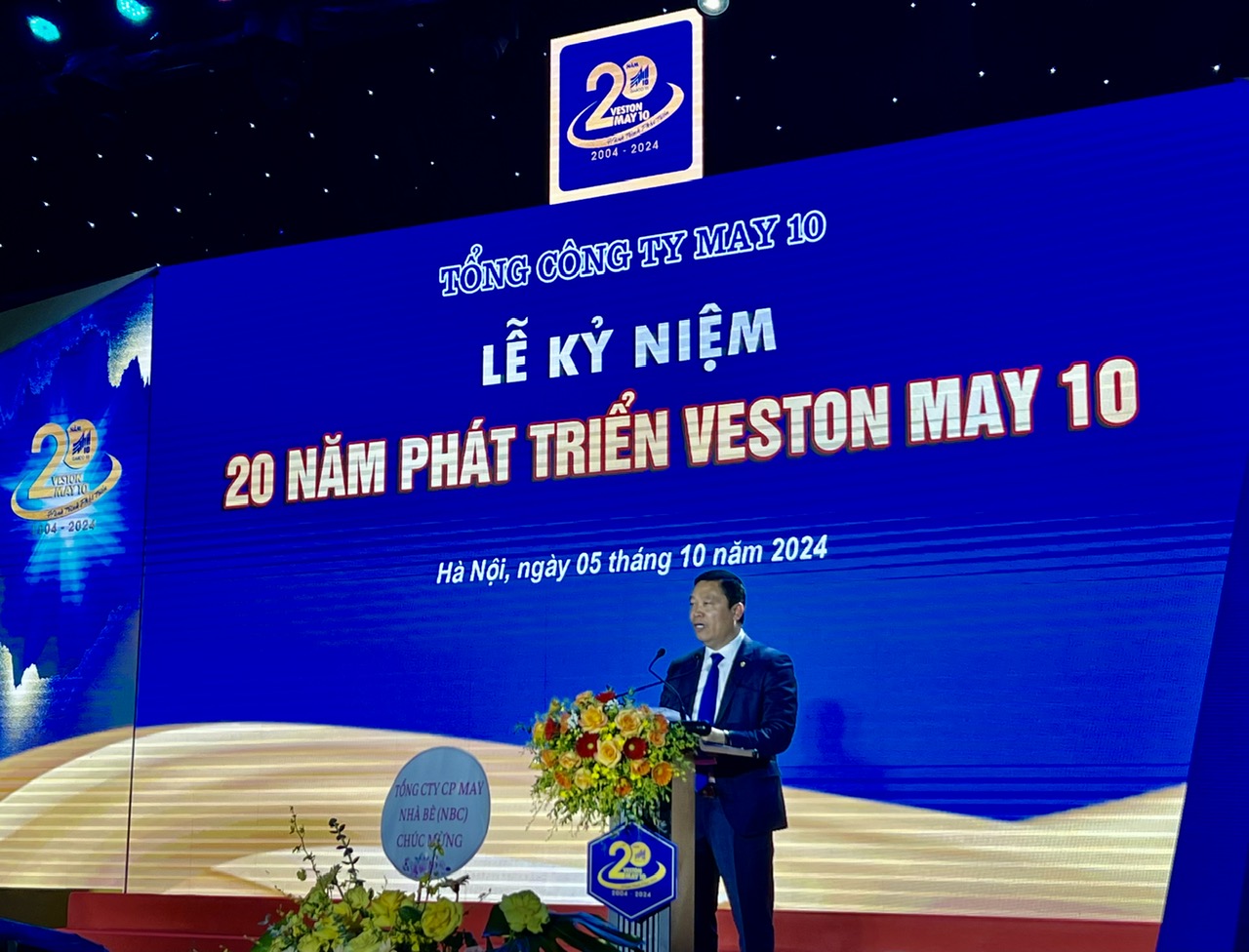 Ông Thân Đức Việt, Tổng giám đốc Tổng công ty May 10 phát biểu tại lễ kỷ niệm.