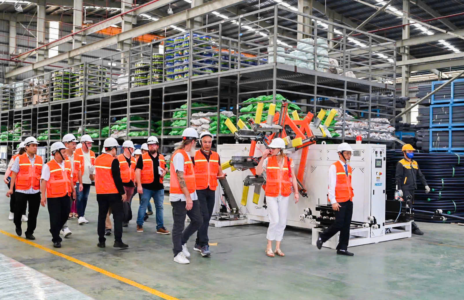 “Chúng tôi thấy sự thú vị khi tận mắt chứng kiến quy trình sản xuất ống nhựa. Chúng tôi vẫn đang trong quá trình nghiên cứu và tham khảo để thực hiện được những dự án đưa nước sạch vào địa bàn tỉnh Bình Định” Ông Daniel cho biết.