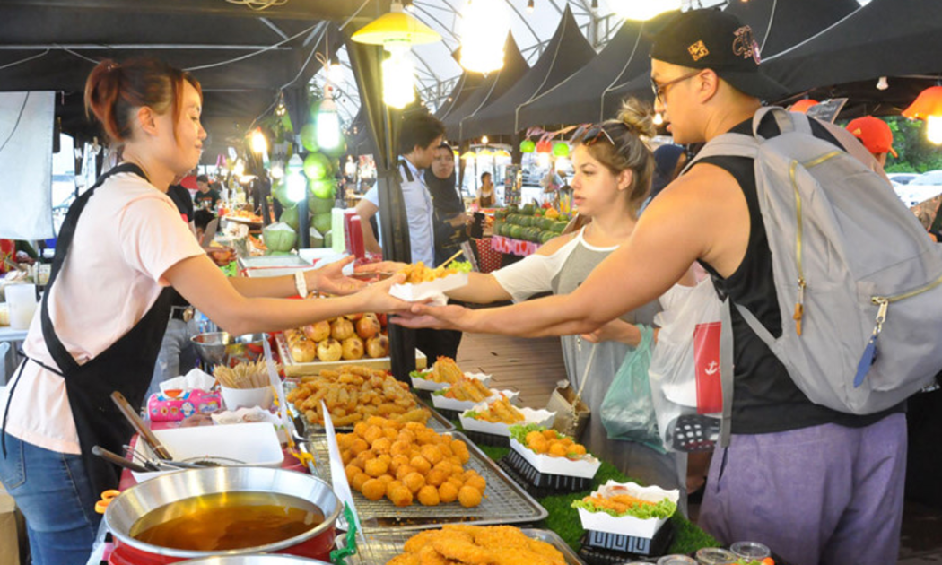 Dịch vụ ăn uống sôi động góp phần tăng trưởng thương mại bán lẻ hàng hoá và doanh thu dịch vụ tiêu dùng tháng 9/2024.