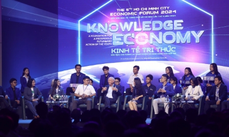 GS. Klaus Schwab cùng với các doanh nghiệp trẻ, doanh nghiệp khởi nghiệp sáng tạo, sinh viên các trường Đại học và công dân trẻ tiêu biểu TP.HCM tại buổi talkshow.