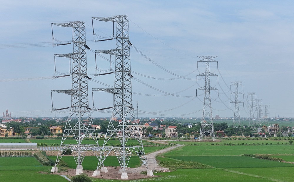 Dự &aacute;n đường d&acirc;y 500 kV mạch 3 từ Quảng Trạch (Quảng B&igrave;nh) đến Phố Nối (Hưng Y&ecirc;n) ho&agrave;n th&agrave;nh v&agrave;o ng&agrave;y 29/8/2024 sẽ tăng cường cung cấp điện cho miền Bắc năm 2025 v&agrave; c&aacute;c năm tiếp theo.