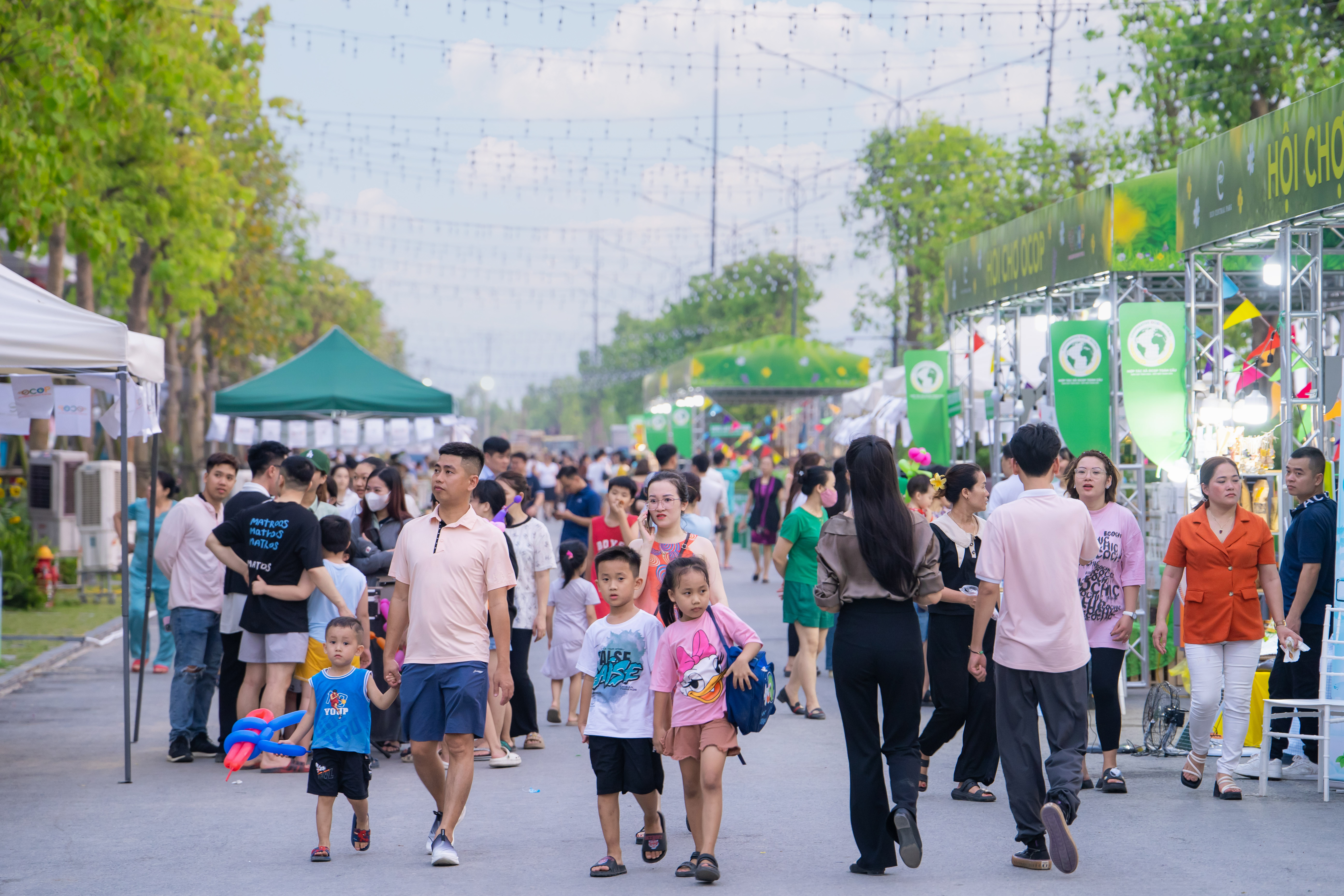 Phố đi bộ Hùng Vương trở thành điểm hẹn vui chơi, giải trí mới của người dân thành Vinh.