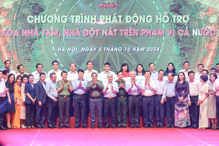 Thủ tướng kêu gọi cả hệ thống chính trị, đồng bào, đồng chí, cộng đồng doanh nghiệp cả nước tiếp tục chung tay, chung sức, đồng lòng, tăng tốc, bứt phá hơn nữa để nhanh chóng hoàn thành mục tiêu xóa hết nhà tạm, nhà dột nát cho đồng bào. Ảnh: VGP