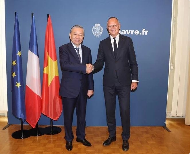 Top leader visits France’s city of Le Havre