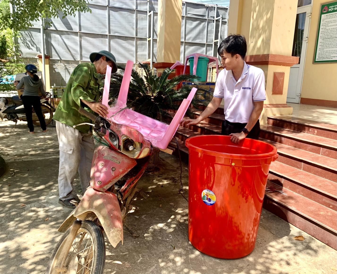 Nhà sập gần hết, chiếc xe máy này là tài sản đáng giá còn sót lại của một hộ dân tại xã Cường Thịnh