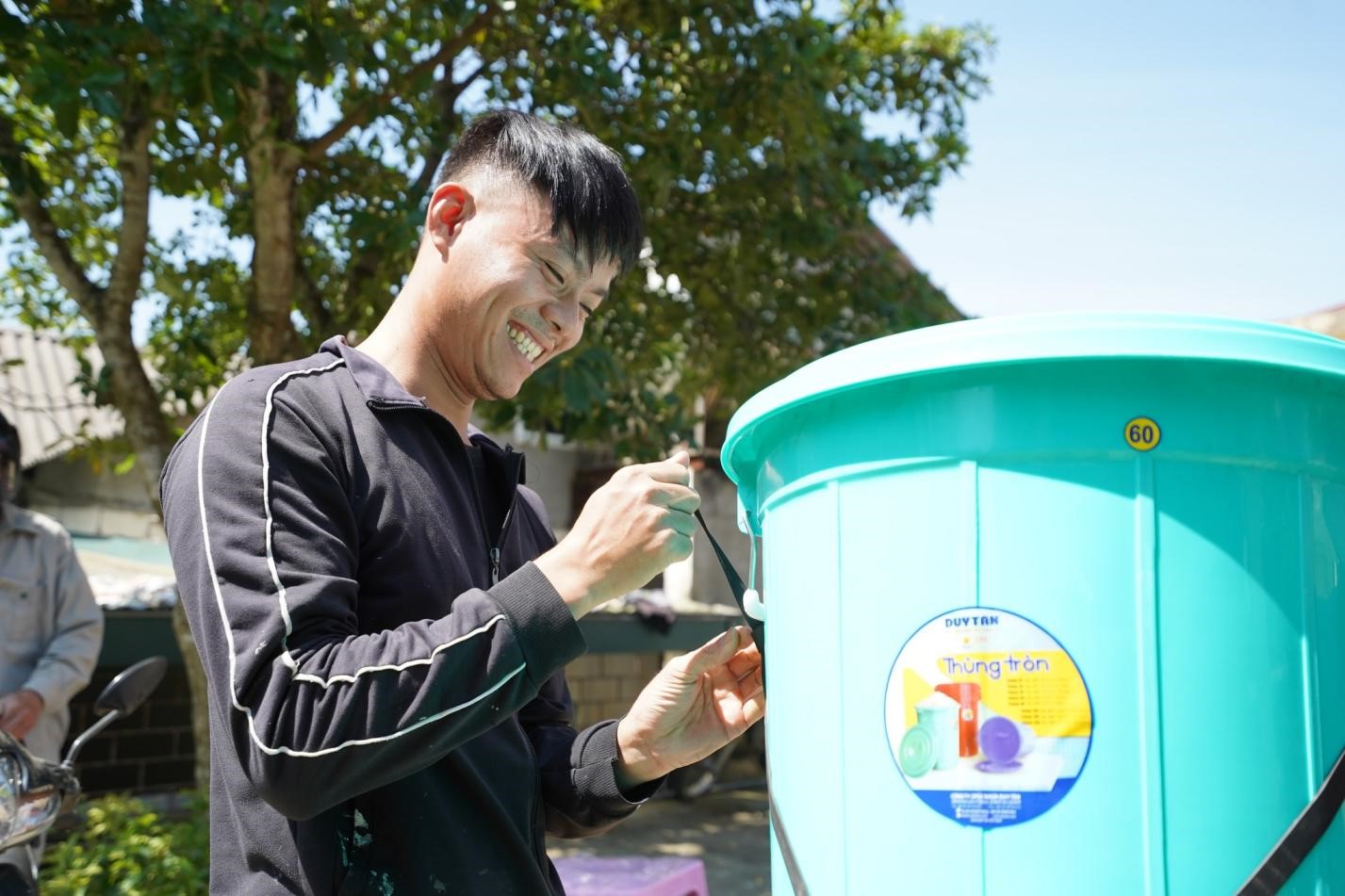 Bà con phấn khởi khi đón nhận những món quà thiết thực khởi đầu cho một hành trình tái thiết cuộc sống mới.