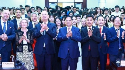 PM and WEF Executive Chairman highlight youth’s role in smart era