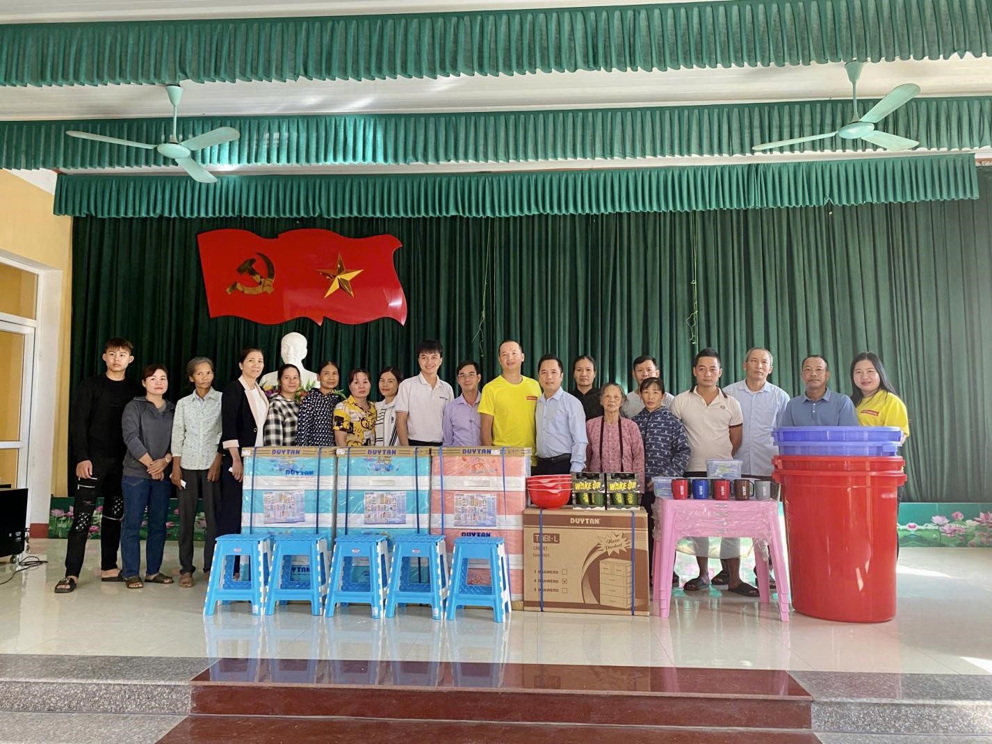 Đoàn trao tặng quà tại điểm xã Minh Quân.