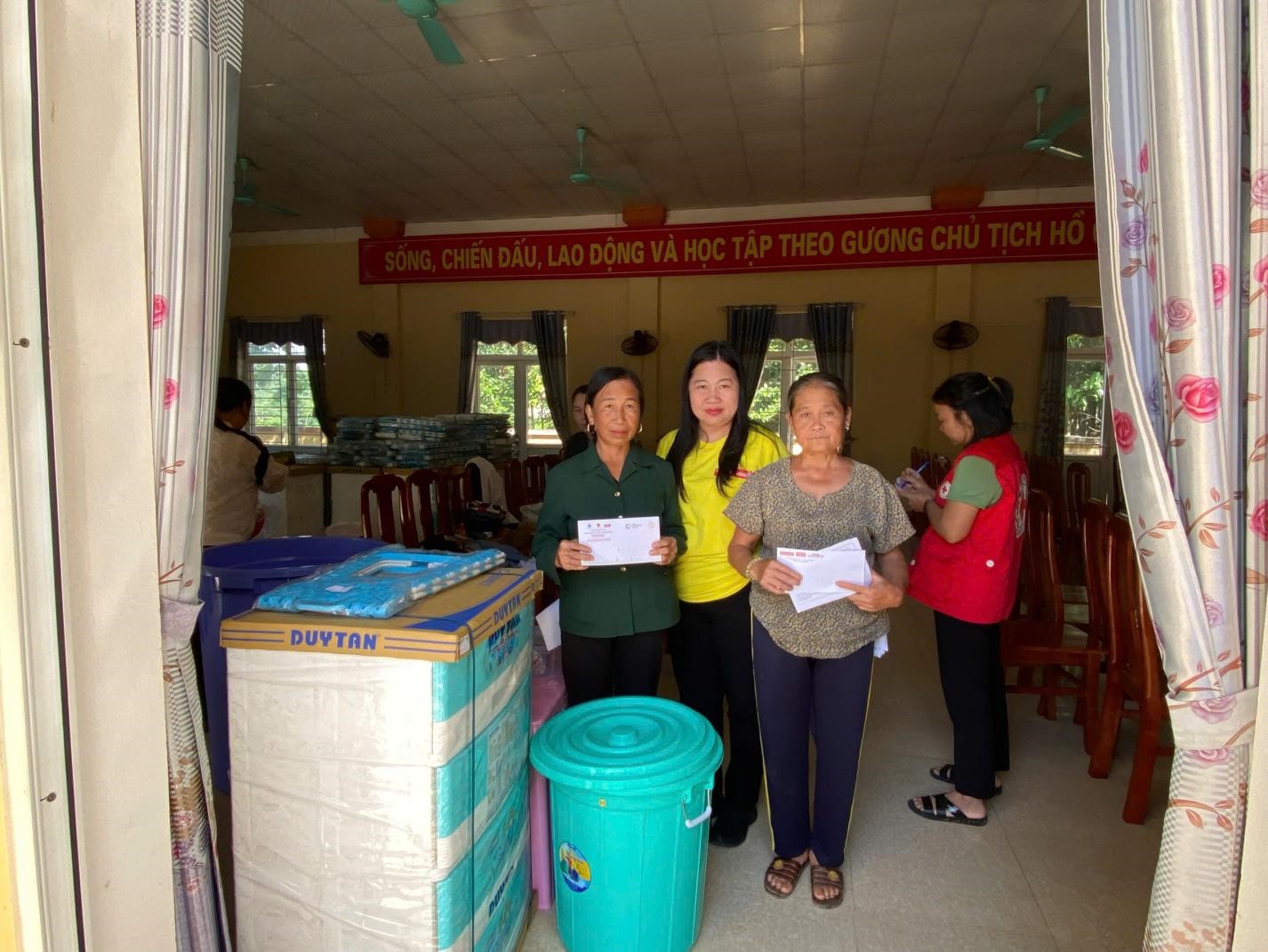 Đại diện Tạp chí Kinh tế Việt Nam gửi đến bà con món quà tinh thần từ đóng góp của CBCV, PV Tòa soạn.