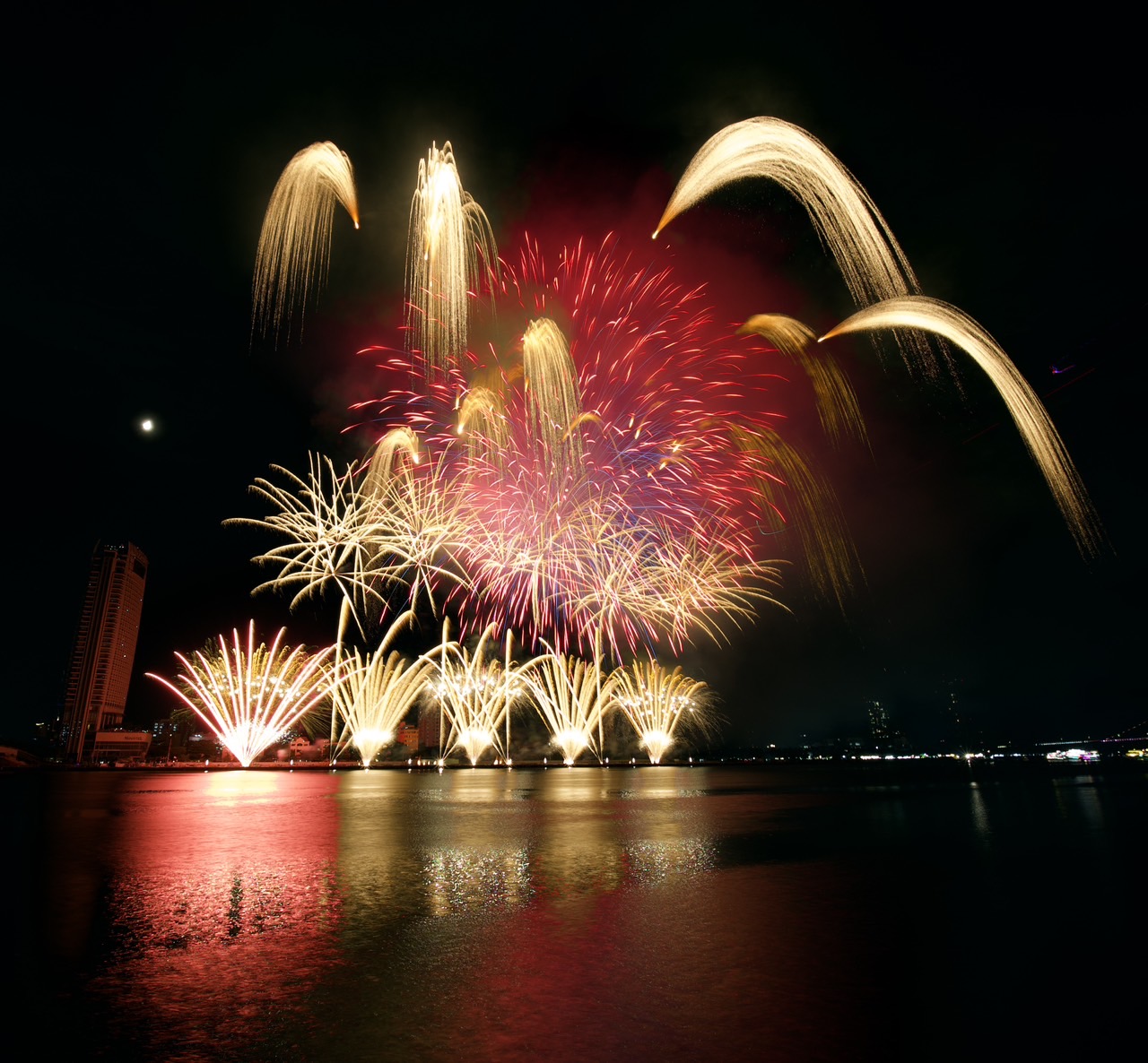 Lễ hội ph&aacute;o hoa quốc tế -sản phẩm đặc trưng của Đ&agrave; Nẵng thu h&uacute;t đ&ocirc;ng đảo kh&aacute;ch du lịch. Ảnh Ng&ocirc; Anh Văn