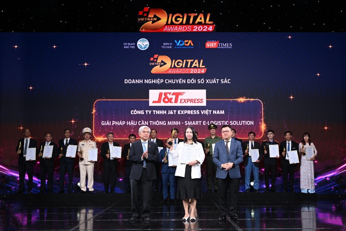 Đại diện J&T Express nhận cup vinh danh tại &ldquo;Vietnam Digital Awards 2024&rdquo;.