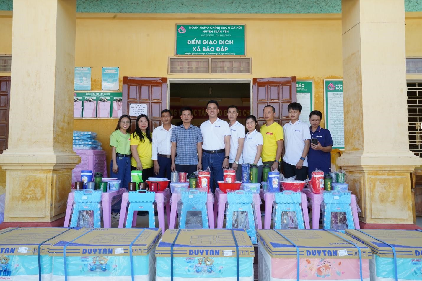 Đoàn công tác Tạp chí Kinh tế Việt Nam và Nhựa Duy Tân trao tặng quà tại xã Báo Đáp.