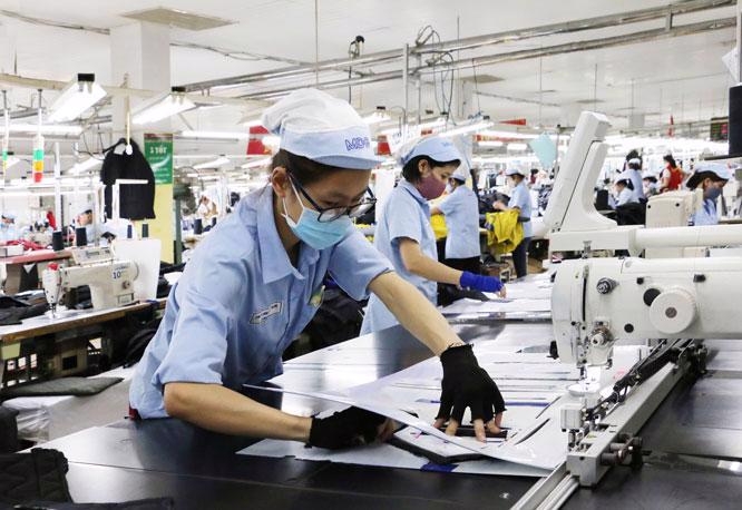 Thu nhập bình quân tháng của người lao động tăng ở hầu hết các ngành kinh tế. Ảnh minh họa.