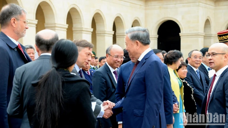 Tổng Bí thư, Chủ tịch nước Tô Lâm và Bộ trưởng Quân đội Pháp Sébastien Lecornu giới thiệu các thành viên hai nước có mặt tại lễ đón - Ảnh: Báo Nhân dân