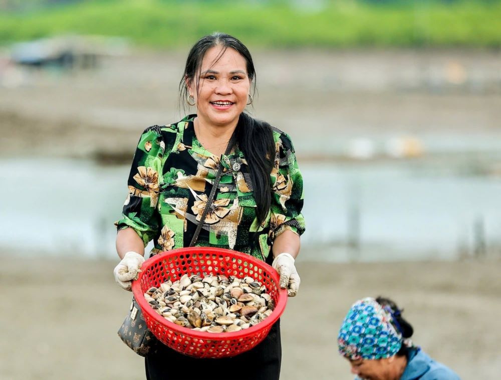 Bà Nguyễn Thị Biên nuôi ngao đạt doanh thu 150 tỷ đồng/năm, lợi nhuận đạt 5 tỷ đồng/năm.
